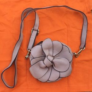 Flower shaped purse/cross bag. Gold toned.…